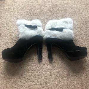 Black ankle boots with white fur